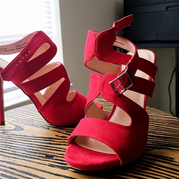 DL Shiloh Red Suede Heels - Picture 12 of 12
